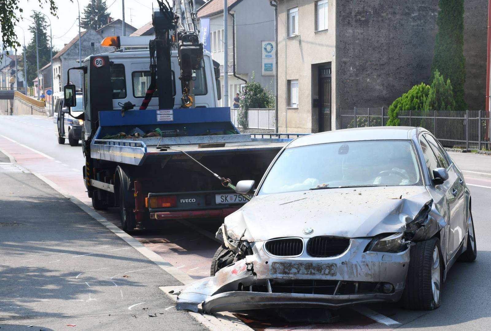 Sisak: Automobilom se zabila u privatnu garaÅ¾u i razbila automobil u njoj