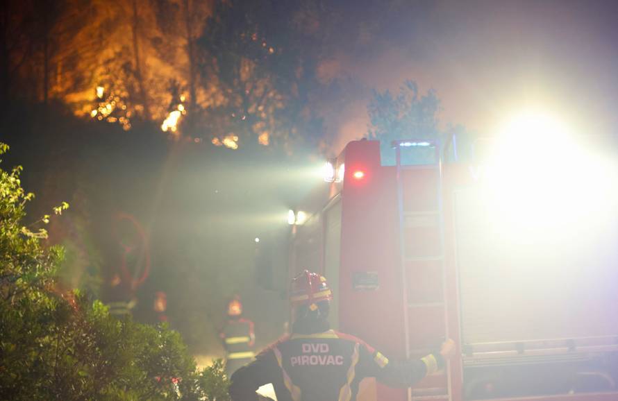 Brač:Još jedna neprospavana noć za gasitelje.