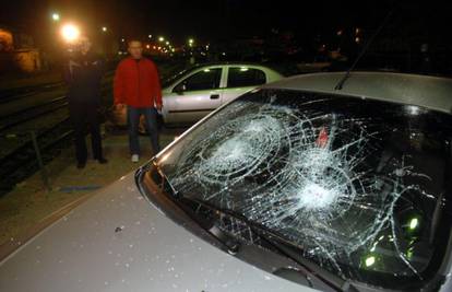 Rijeka: Muškarac je razbijao retrovizore i stakla na vozilima
