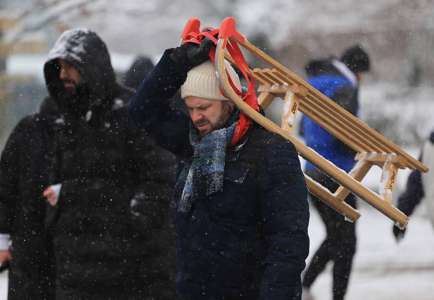 Zagreb: Maksimir, jedno od omiljenih mjesta za sanjkanje, grudanje ili šetnju po snijegu
