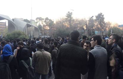 Iranski policajac poginuo u sukobima s prosvjednicima