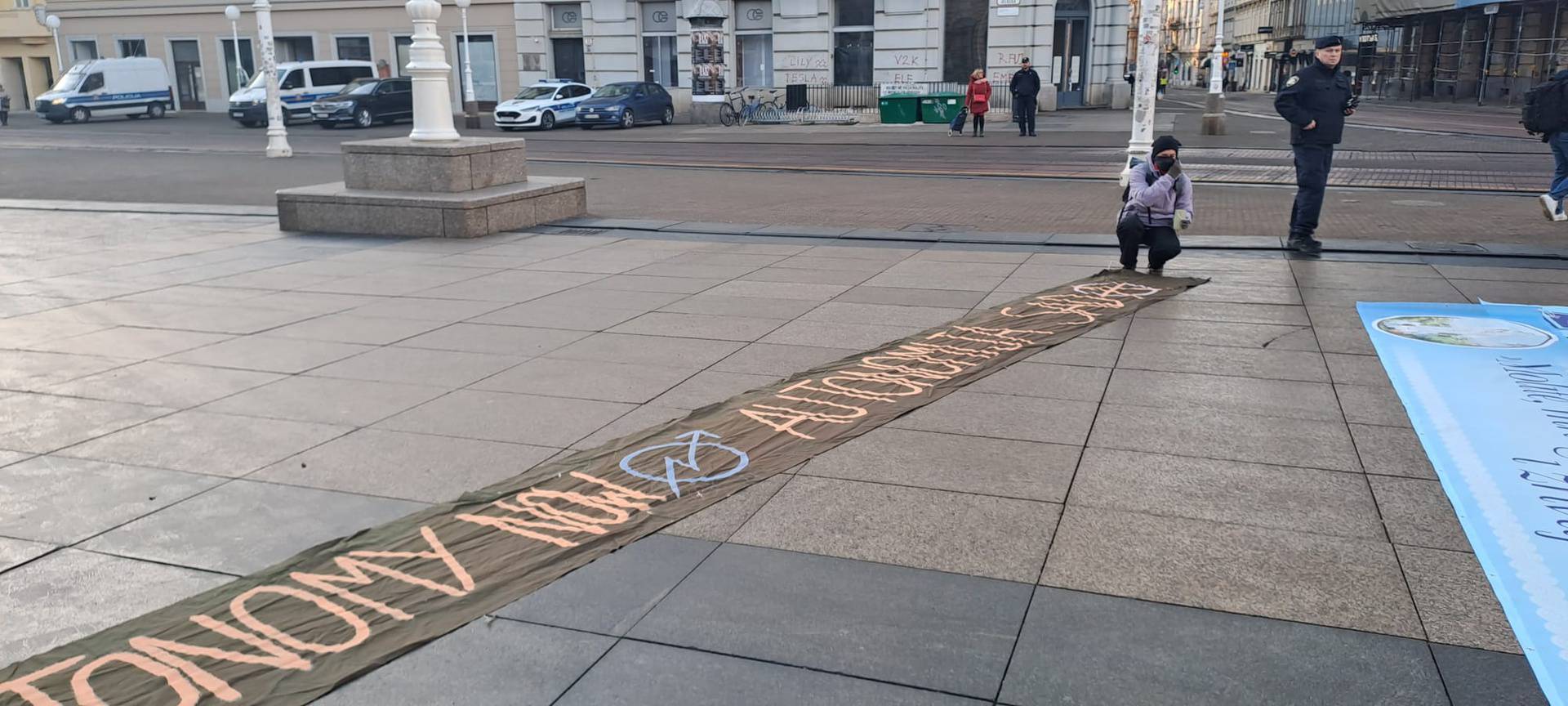 Molitelji ogradili dio Trga bana Jelačića samo za muškarce! 'Ne možete unutra, to nije za žene'