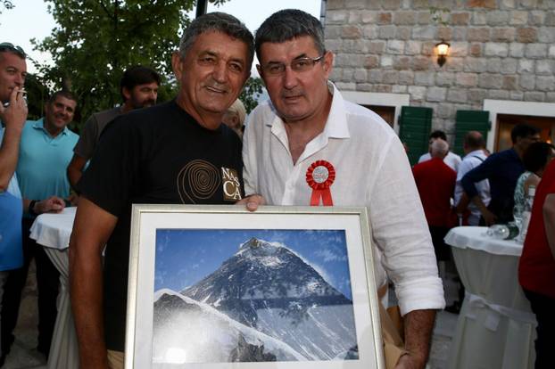 Zagvozd: Vedran Mlikota u dru&Aring;&iexcl;tvu prijatelja proslavio 50. ro&Auml;endan