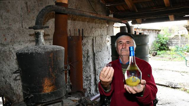 Trnjani: OPG Milana Vitasa bavi se proizvodnjom voćnih rakija na tradicionalni način