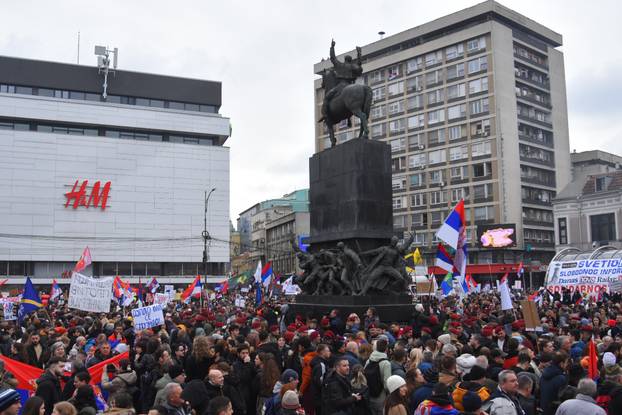 Niš: Studenti i građani nakon prosvjedne šetnje odali počast stradalima u Novom Sadu u padu nadstrešnice