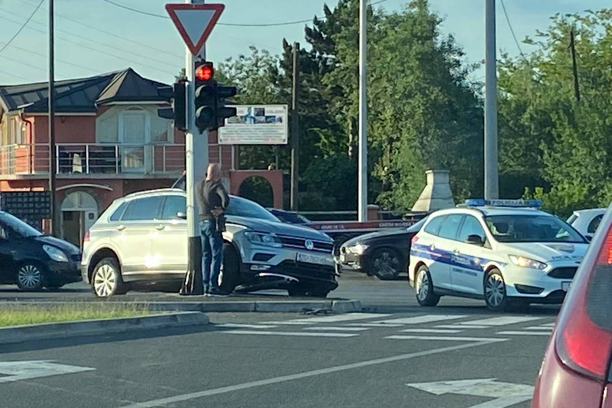 Sudar automobila u Sesvetama: Zbog udarca se zabio u rasvjetu