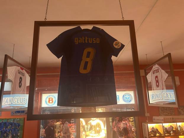 FOTO Bili smo u luksuznoj kući Gattusovih: Dresovi, trofeji i neobičan poklon usred sobe