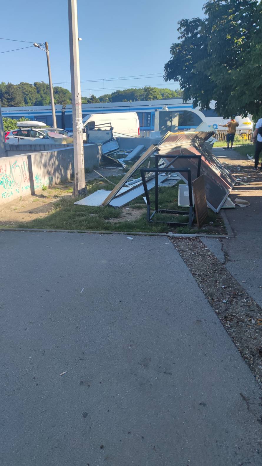 EKSPLOZIJA U PODSUSEDU 'Fast food se razletio po ulici, krov je završio na željezničkoj stanici!'