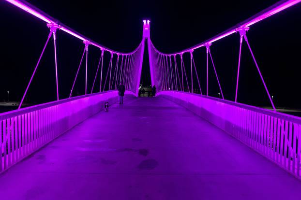 Osijek: Povodom međunarodnog dana epilepsije, pješaćki most u Osijeku osvijetljen u ljubičasto.