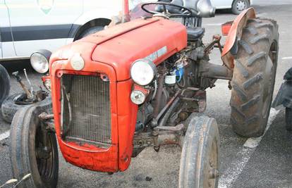 Muškarac pao s traktora  u Istri i zadobio teške povrede glave