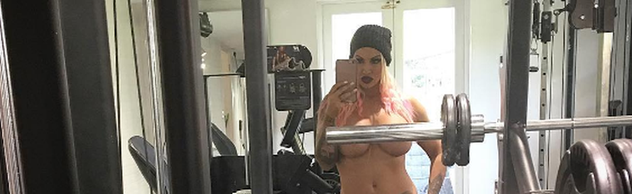 Nosi samo čizme: Jodie Marsh je pred ogledalom pozirala gola