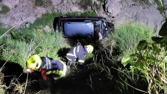 Dvoje planinara autom sletjeli u provaliju kod Splita: Izvukli su ih vatrogasci, u bolnici su...