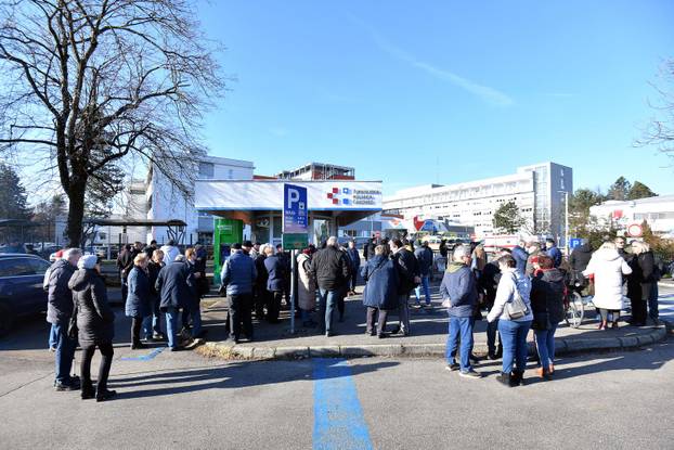 Čakovec: Građani dali podršku liječnicima, okupili se ispred bolnice