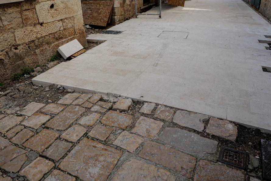 Ulice Trogira popločene novim kamenom iako je grad pod zaštitom UNESCO-a