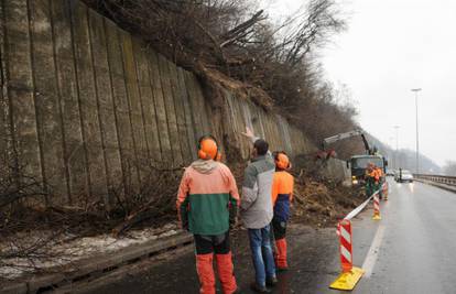 Usporen promet: Zemlja se opet odronila na Aleji Bologne 