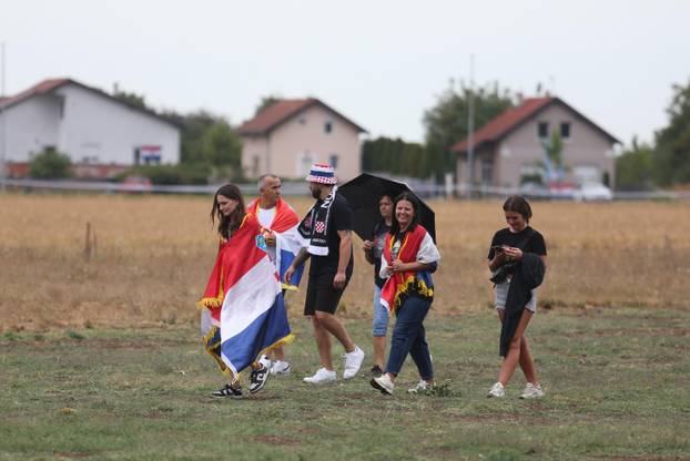 Vukovar: Mnogobrojni obožavatelji Thomsona su krenuli pristizat u posljepodnevnim satima 