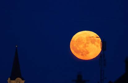 FOTO Sinoć je 'kao lubenica' bio pun Mjesec iznad Hrvatske