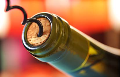 Evo kako  otvoriti bocu vina bez otvarača: Treba vam nož i vilica