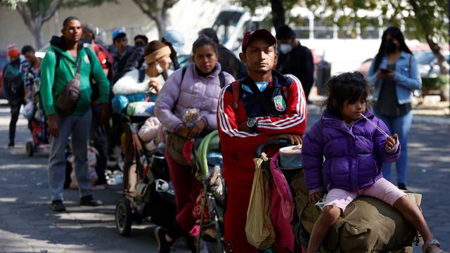 Migrants caravan to U.S. in Mexico
