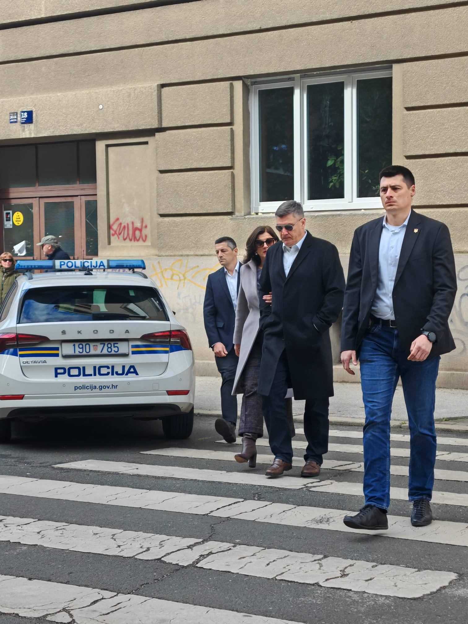 Zoran Milanović stigao glasati sa suprugom Sanjom, Plenković je ubacio listić na Črnomercu