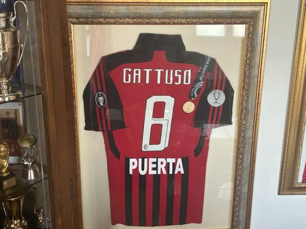 FOTO Bili smo u luksuznoj kući Gattusovih: Dresovi, trofeji i neobičan poklon usred sobe