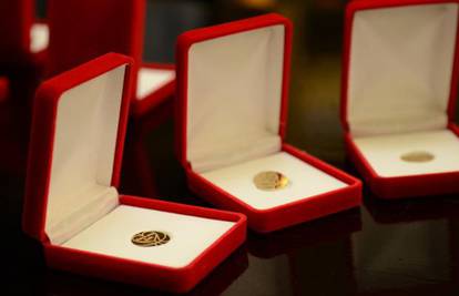 Zlatni medaljoni kao nagrada za 12 najizdašnijih dioničara...