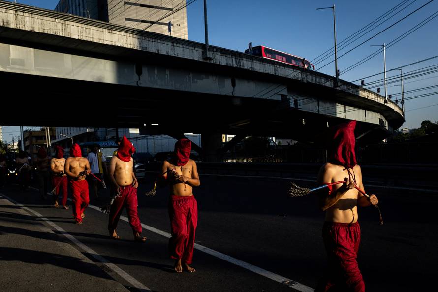Filipino Catholics perform self-flagellation for Lent
