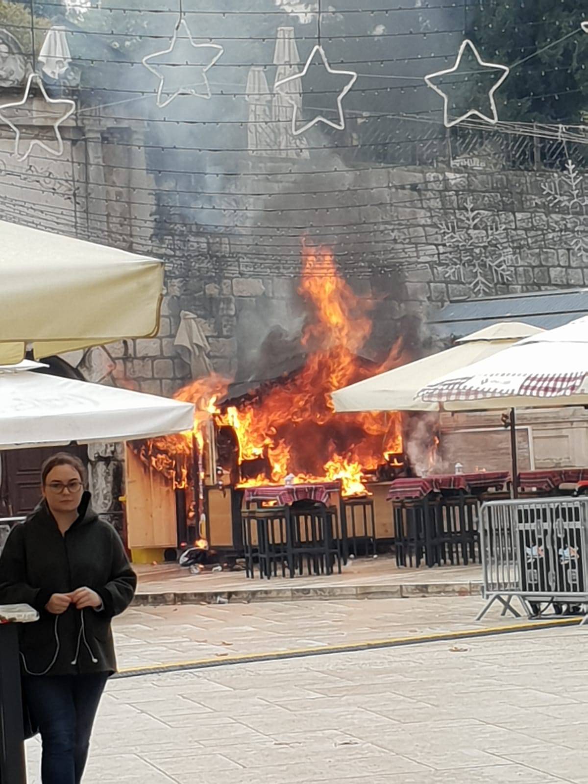 Izgorjela adventska kućica u Zadru: Dolili vodu u vruće ulje