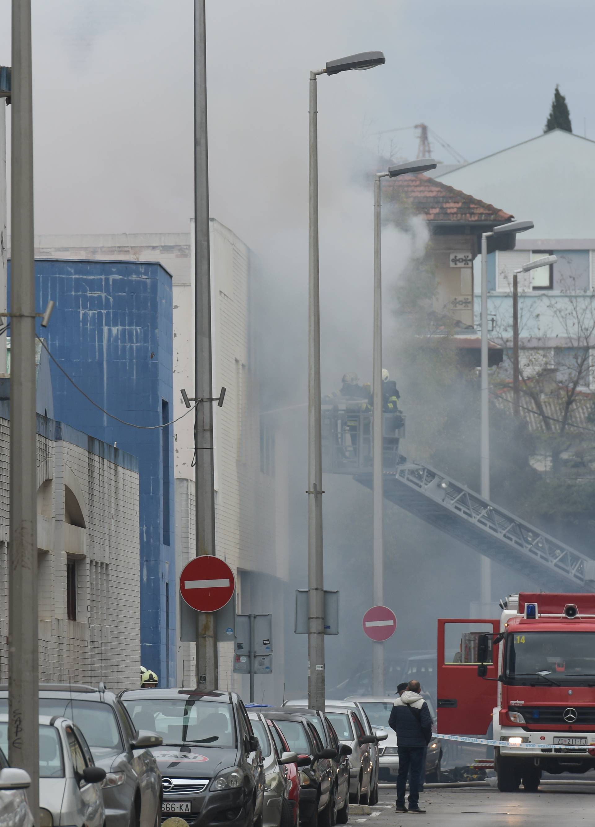 Zadar: U sklopu marine Tankerkomerc vatrogasci se bore s poÅ¾arom