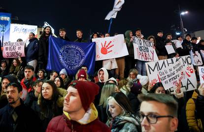 Napali dirigenticu Narodnog kazališta u Beogradu. Nosila je crvene rukavice na koncertu