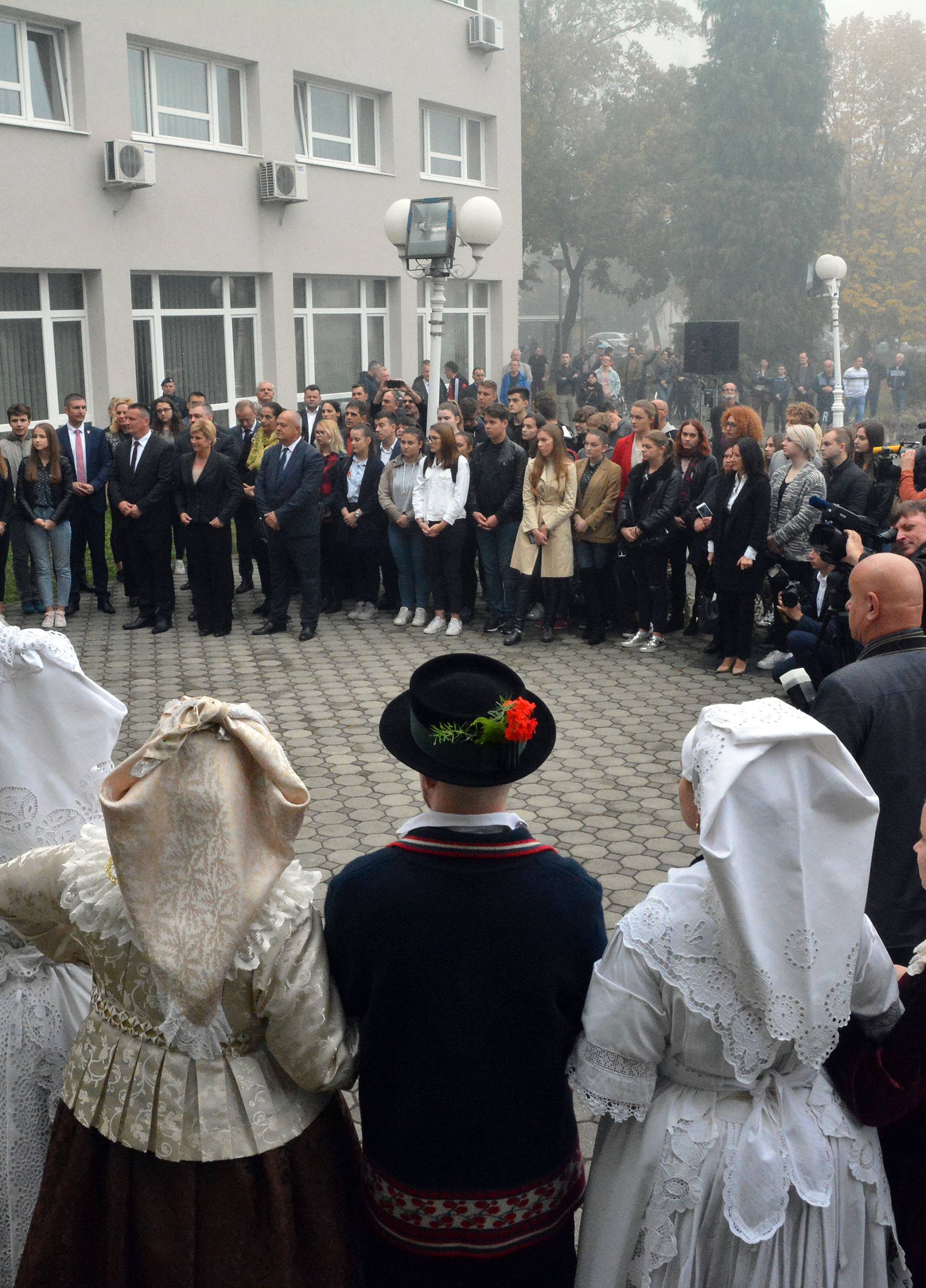 Slavonski Brod: Podizanjem zastave otvoren privremeni Ured predsjednice