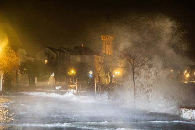 Kaštela: Ciklonalna plima poplavila rivu i okolne ulice