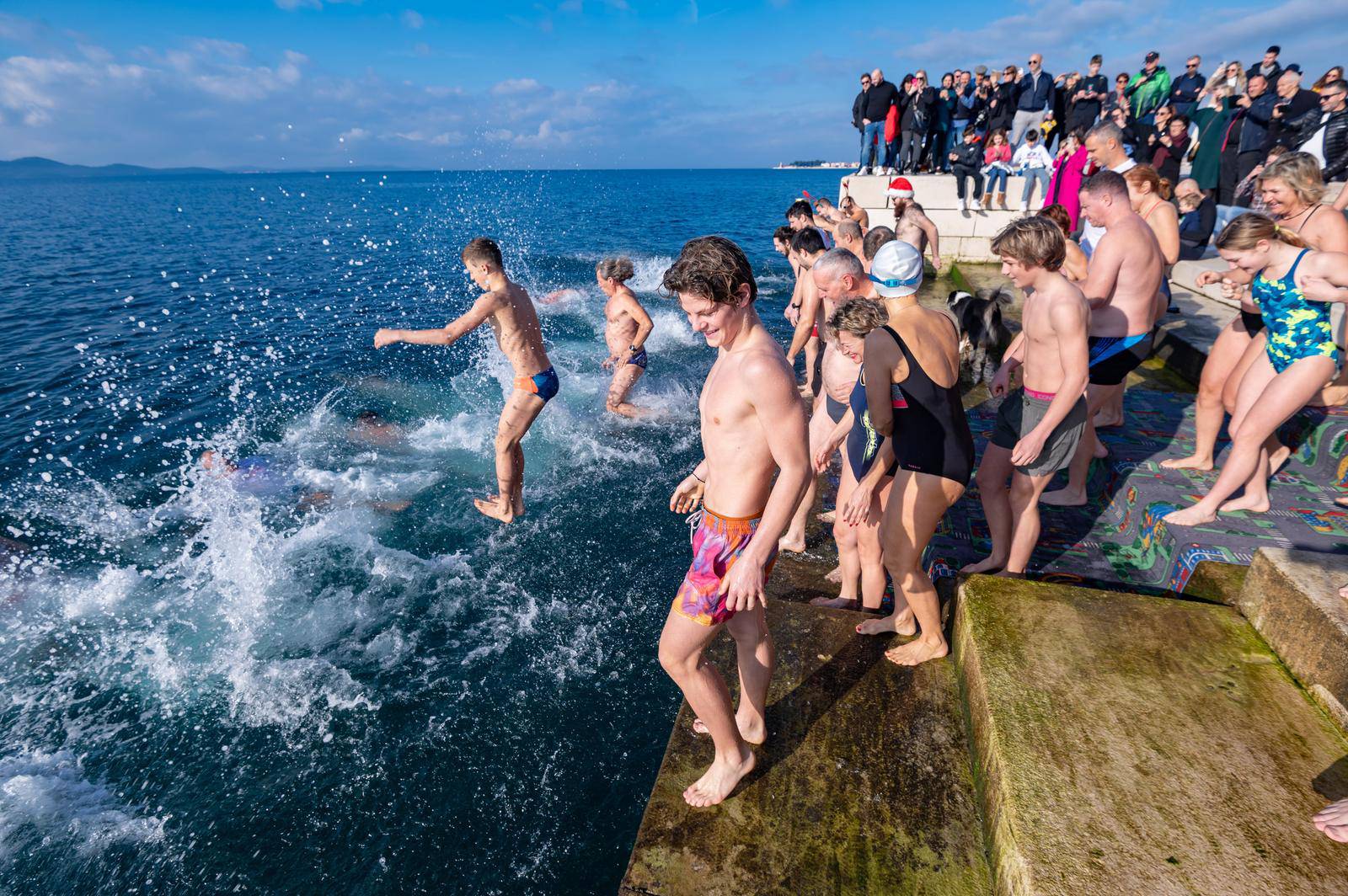 Zadar: Novogodišnje kupanje na rivi to?no u podne