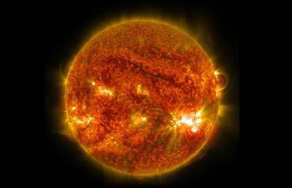 Najveća Sunčeva pjega u 24 godine i dalje izbacuje baklje