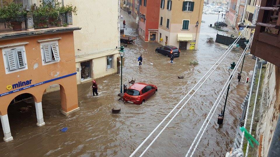 Olujni vjetar, kiša, poplave: Na udaru Istra i gradovi na obali