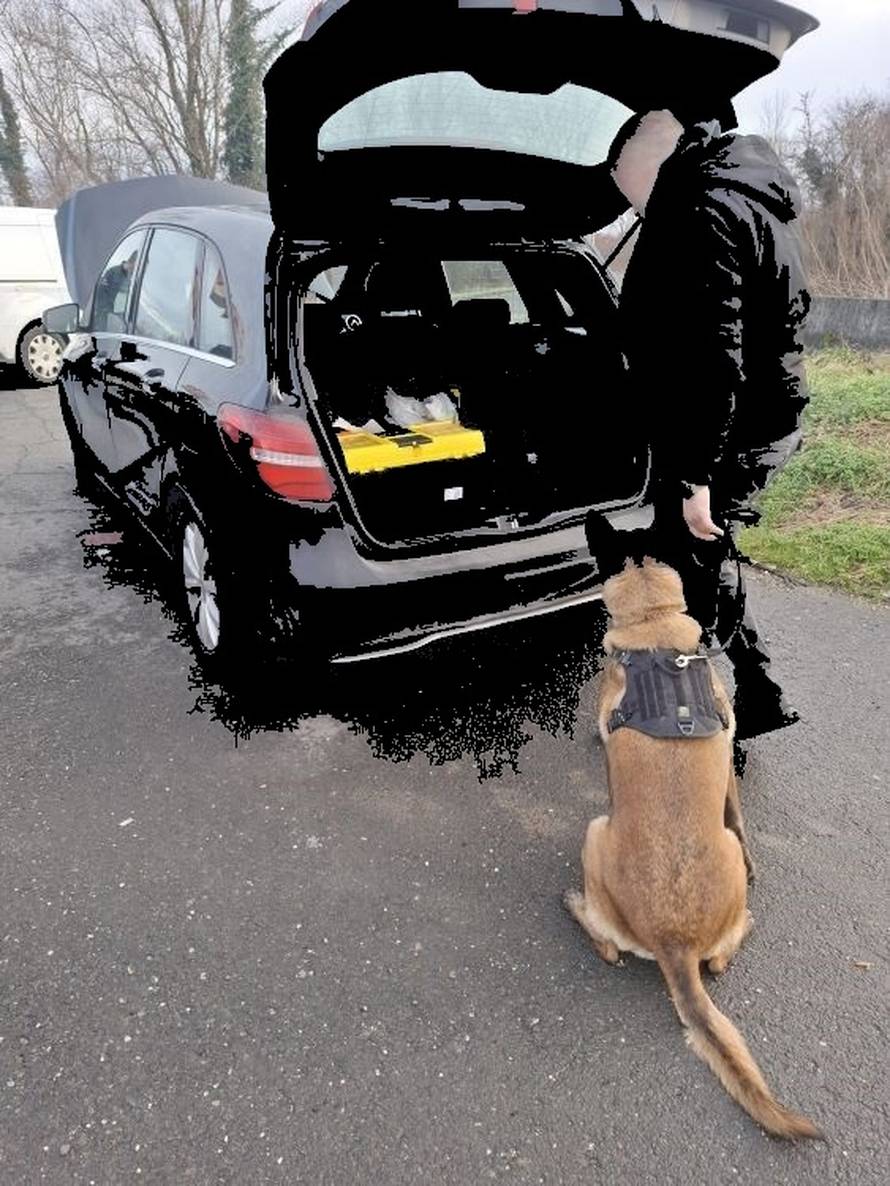 FOTO Diler iz Šibenika 'pao' u Zagrebu: Ispod mjenjača auta skrivao više od 5 kg kokaina!