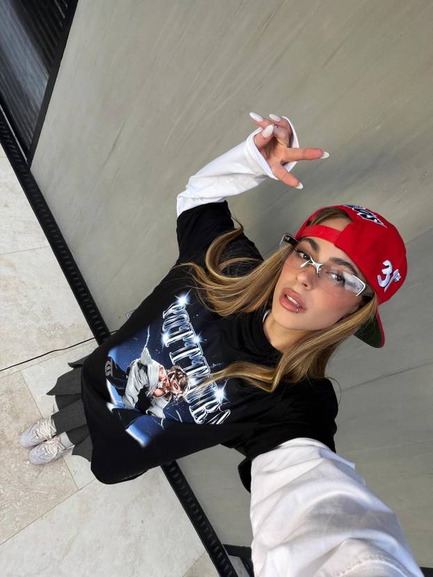 Svjetski prvak ljubi atraktivnu pjevačicu. Uskoro će se vjenčati