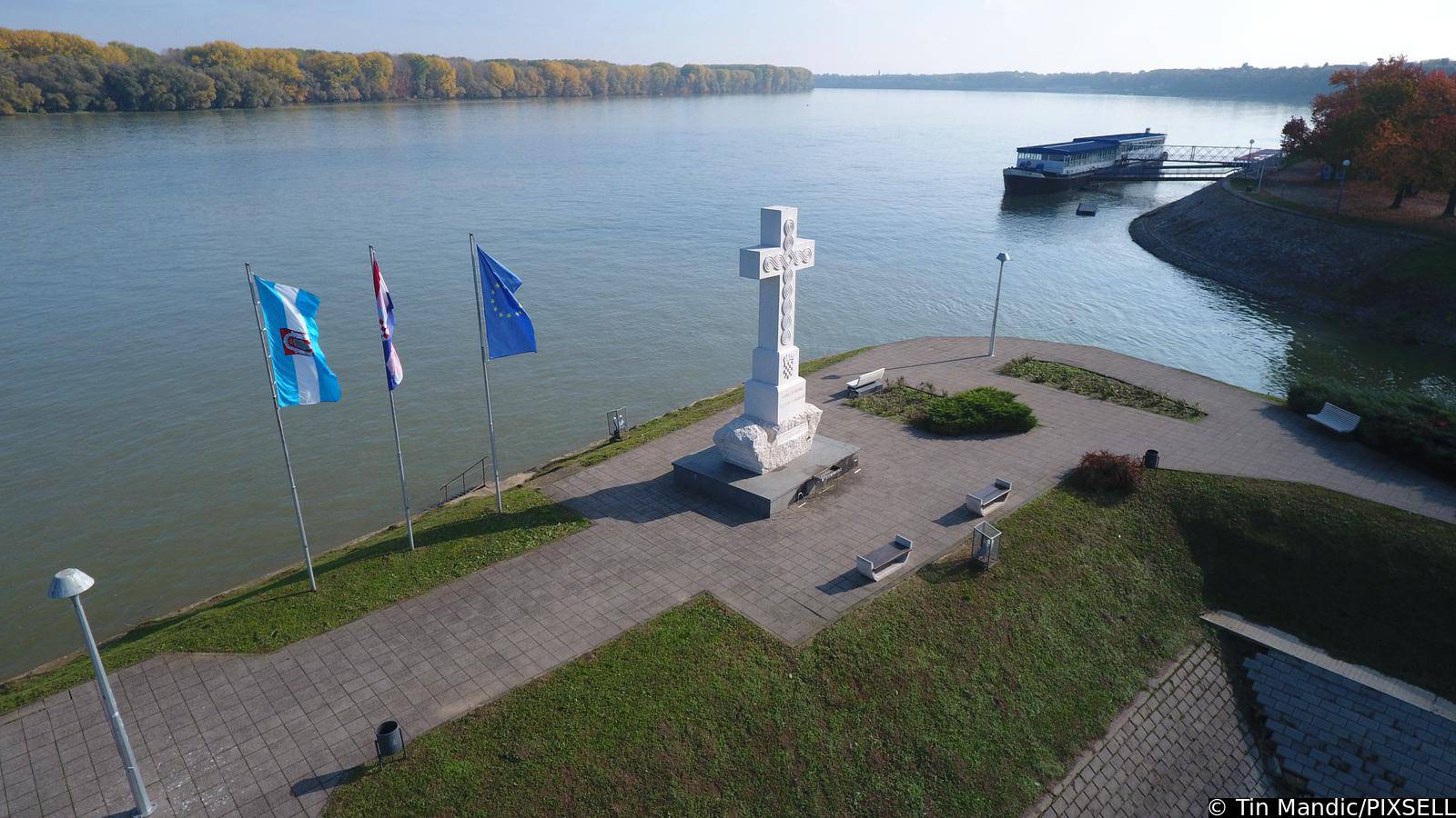 Vukovar: Spomen križ na ušću Vuke u Dunav