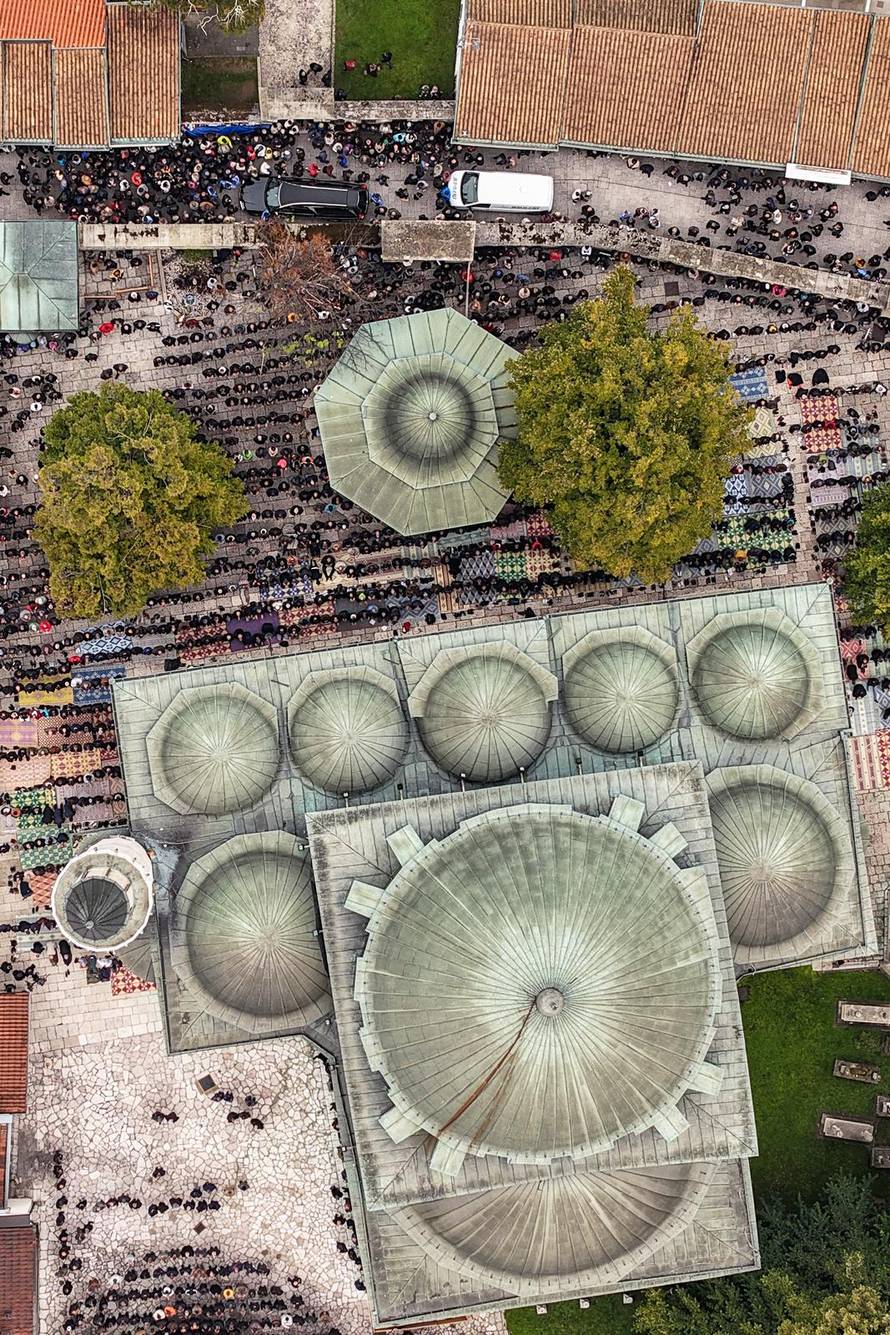 Sarajevo: Pogled iz zraka na dženazu za Halida Bešlića u Gazi Husrev-begovoj džamiji