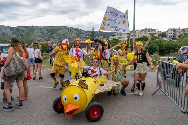 Senj: Održana 1. Senjska maškarana utrka 'Gravity race Senj 2025' podno tvrđave Nehaj