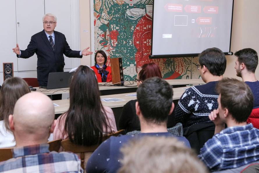 Osijek: Predavanje Ive Josipovića na temu "Politika i glazba"