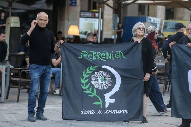 Beograd: Povodom 30. godišnjice genocida u Srebrenici, Žene u crnom organizirale su stajanje u crnini i šutnju na Trgu Republike