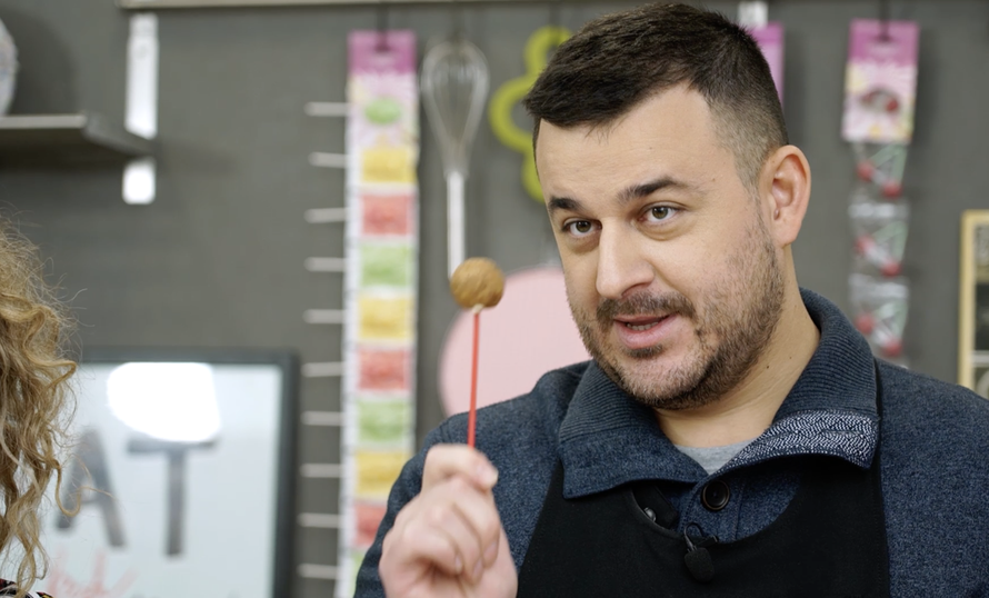 Kotiga kao slastičar: 'Ne mogu, već dva sata oblikujem medu!'