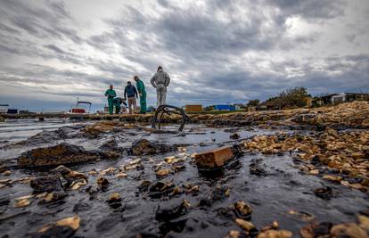 Ližnjan: Nastavlja se čišćenje obalnog područja prekrivenog gustom naftnom prerađevinom