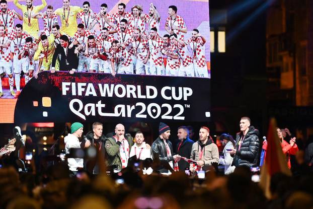 Vatreni Stigli u Split, dočekalo ih tisuće navijača