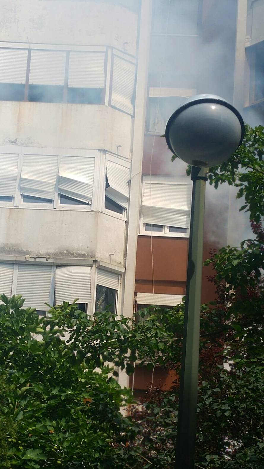 Eksplozija u stanu u Stenjevcu, vatrogasci spasili četvero ljudi