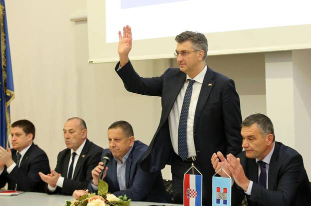 Andrej Plenković zajedno s timom "Odvažno za Hrvatsku" posjetio Knin i druzio se sa stranačkim kolegama