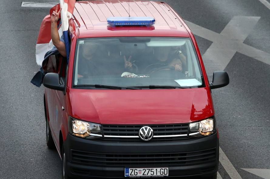 Zagrebački vatrogasci se uz zvukove sirena vratili u Savsku