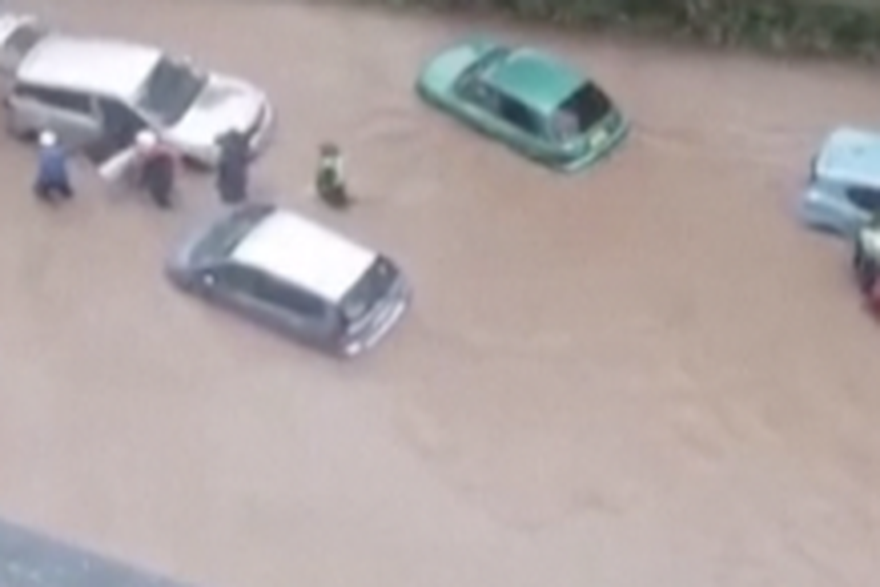 Automobili potopljeni kao poplava u glavnom gradu Mauricijusa