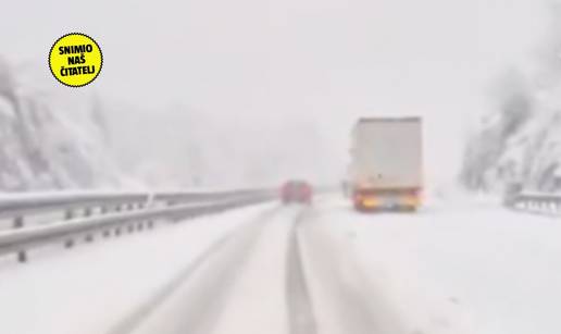 VIDEO Snježni kaos na A1: 'Nije prošla niti jedna ralica, vozimo se tek 40 kilometara na sat'